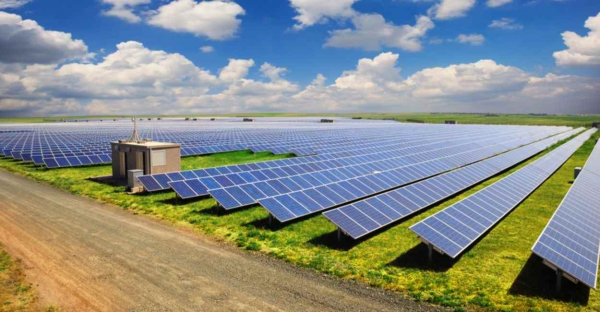 Hình ảnh Solar Farm - một khu vực rộng lớn với nhiều tấm pin, cung cấp điện nhiều