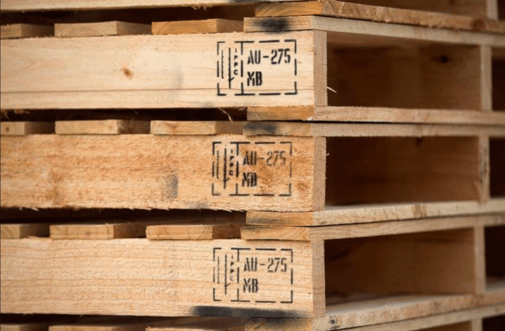 Con dấu hun trùng được đóng trên Pallet hàng và kèm theo chứng thư hun trùng