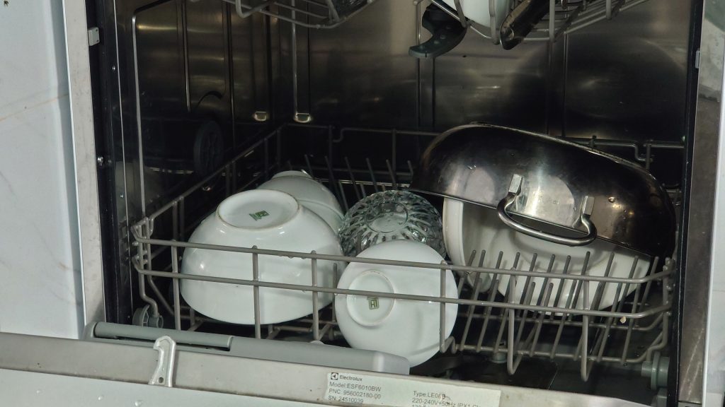 Bữa ăn gia đình đủ xếp gọn máy rửa bát ELECTROLUX ESF6010BW