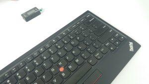 Cái núm đỏ đỏ giữa bàn phím chính là TrackPoint