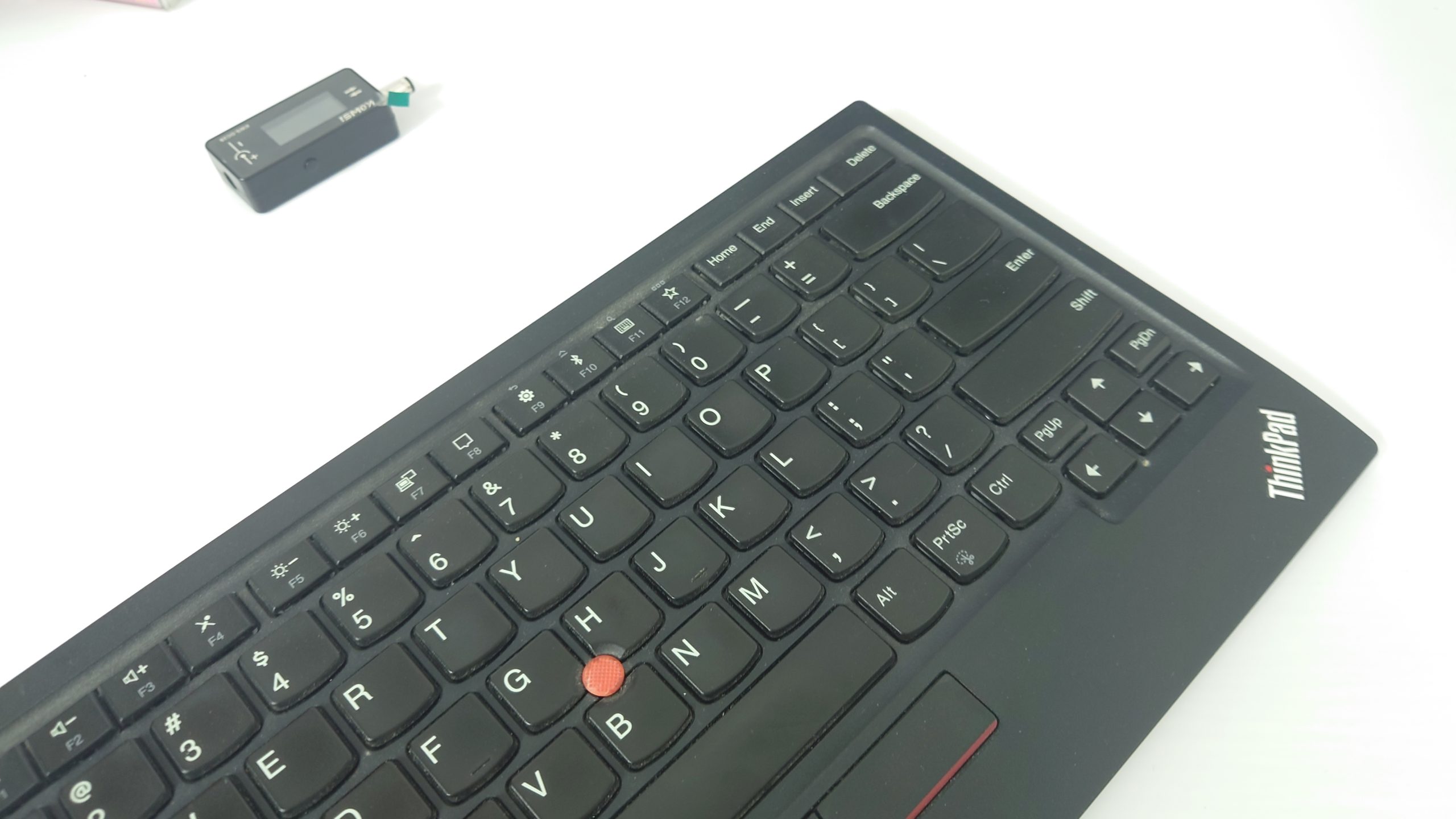 Cái núm đỏ đỏ giữa bàn phím chính là TrackPoint