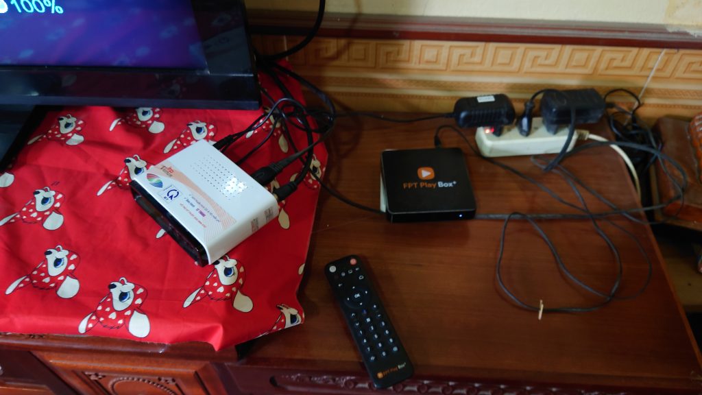 Hình ảnh Đầu thu truyền hình mặt đất DVB - T2 LTP Việt Nam bên cạnh FPT Play BOX đời cũ